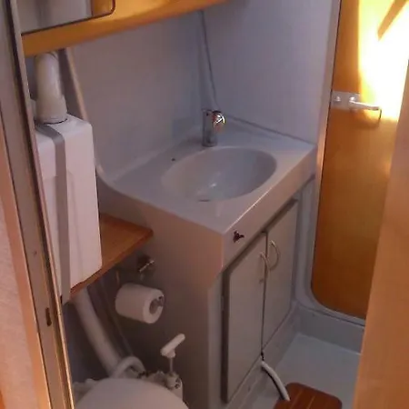 Botel Boat Catamaran For 9 People *