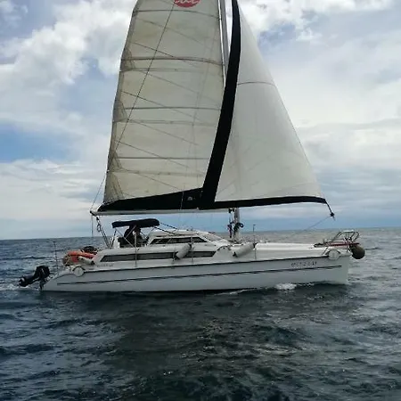 Boat Catamaran For 9 People * L'Escala